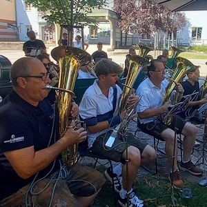 Marktmusikkapelle im sommerlichen Einsatz